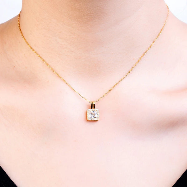 Small and Exquisite Super Shiny Crystal Pendant Necklaces Inlaid with a Circle of Zircon Titanium Steel Women Love Necklaces
